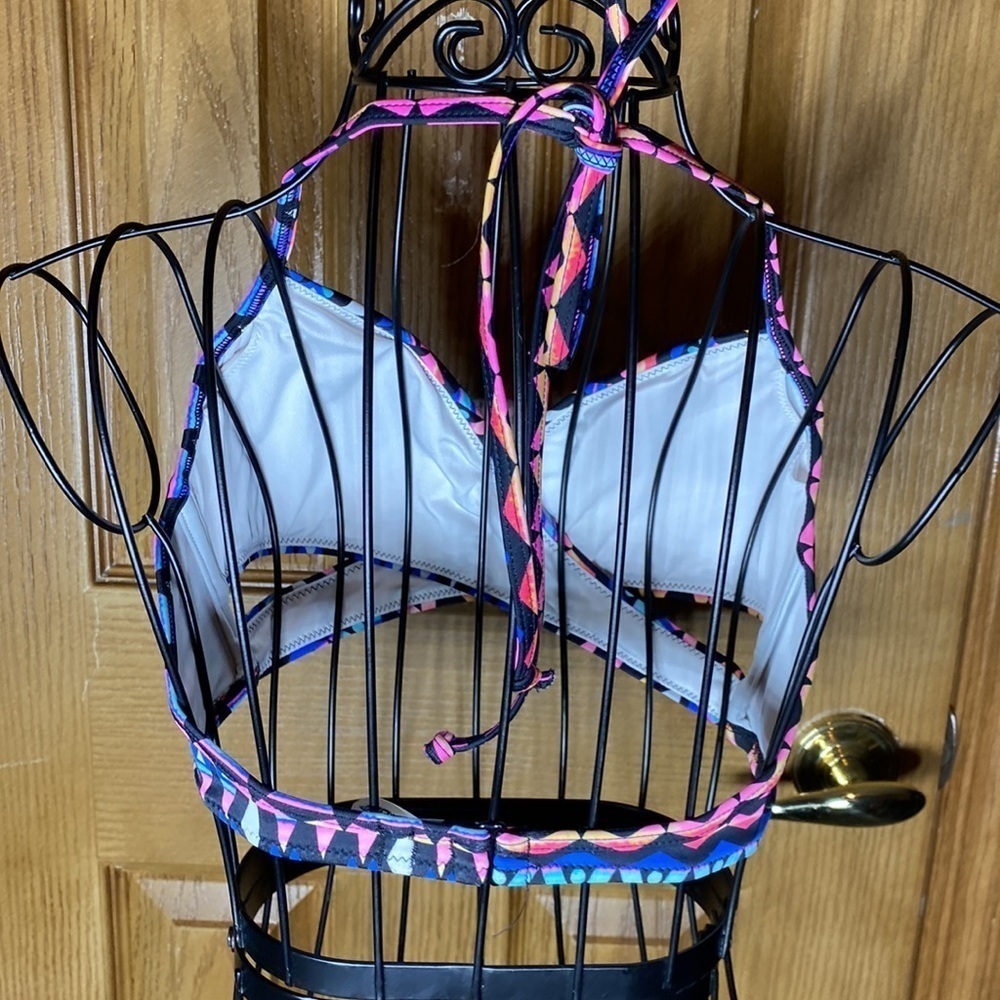Pink Victoria’s secret’s bikini top🏖 - Picture 3 of 8